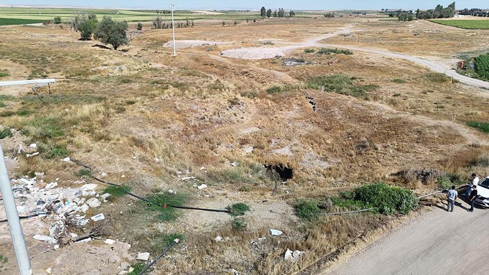 Balıkesir depremi Eskişehir’de iz bıraktı: Tarım arazisinde dev obruk oluştu