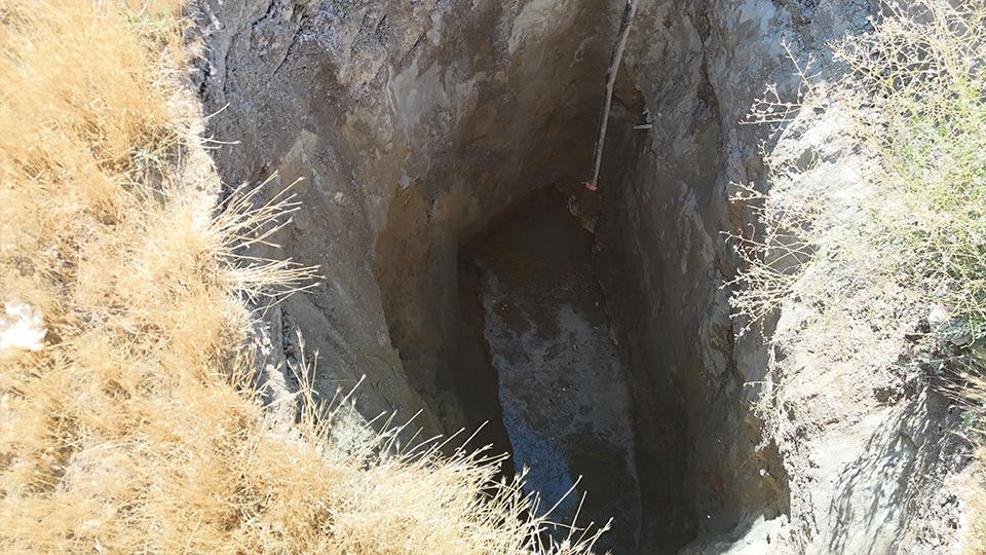 Balıkesir depremi Eskişehir’de iz bıraktı: Tarım arazisinde dev obruk oluştu