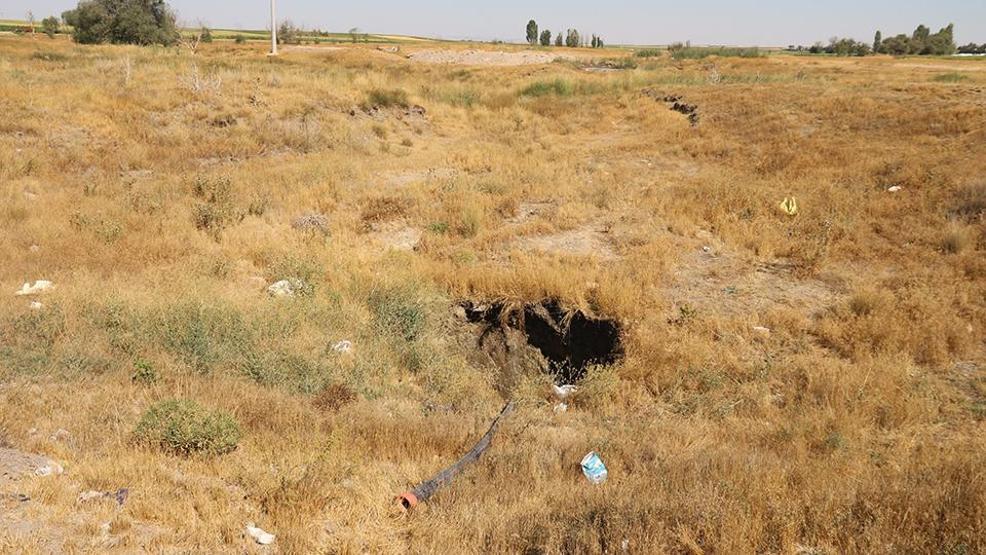 Balıkesir depremi Eskişehir’de iz bıraktı: Tarım arazisinde dev obruk oluştu