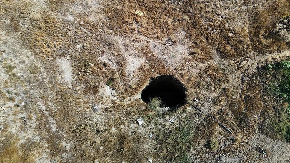 Balıkesir depremi Eskişehir’de iz bıraktı: Tarım arazisinde dev obruk oluştu