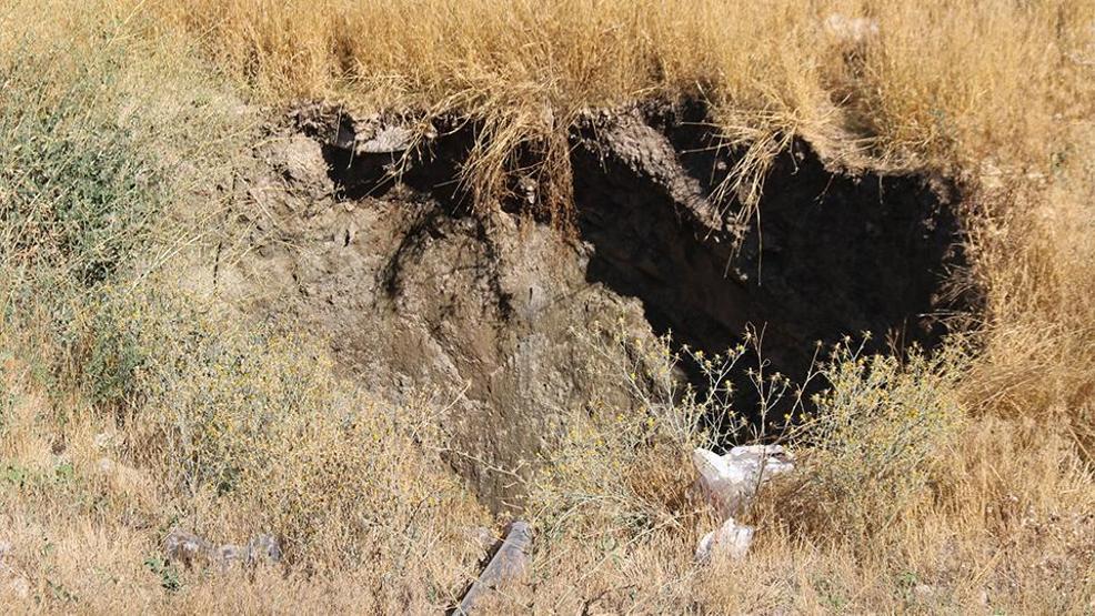 Balıkesir depremi Eskişehir’de iz bıraktı: Tarım arazisinde dev obruk oluştu