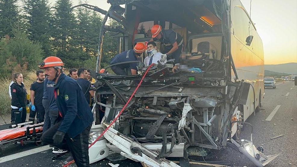 Boluda feci kaza: 1 kişi hayatını kaybetti, 10 kişi yaralandı
