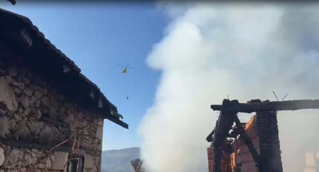 Balıkesirde ambarda başlayan yangın yayıldı: 15 ev küle döndü