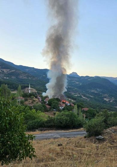 Balıkesirde ambarda başlayan yangın yayıldı: 15 ev küle döndü