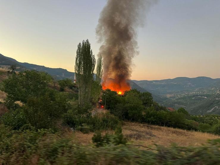 Balıkesirde ambarda başlayan yangın yayıldı: 15 ev küle döndü