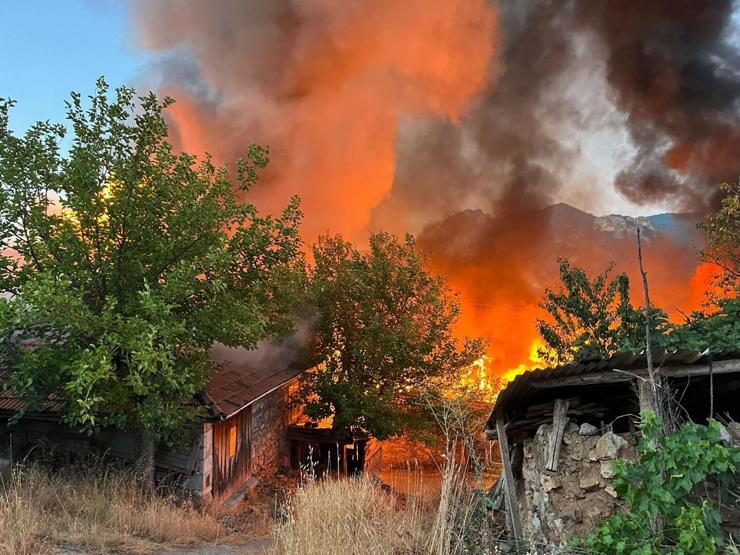 Balıkesirde ambarda başlayan yangın yayıldı: 15 ev küle döndü