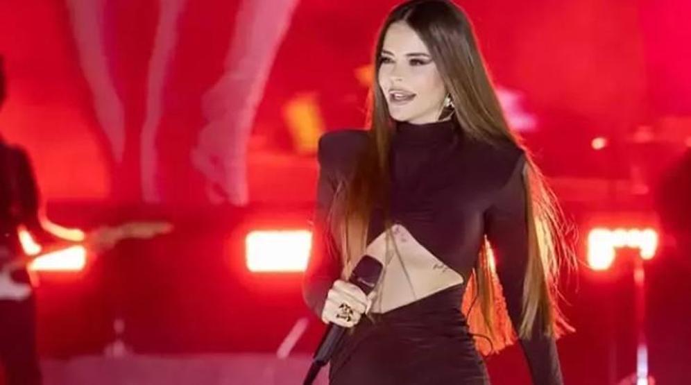 Simge Sağın’dan Erdem Kınay’a Sert Yanıt: “Tek Başıma Yüzdüm”