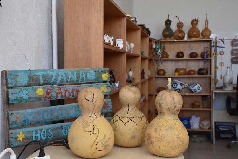 Atık malzemeleri süs eşyalarına dönüştürüyorlar