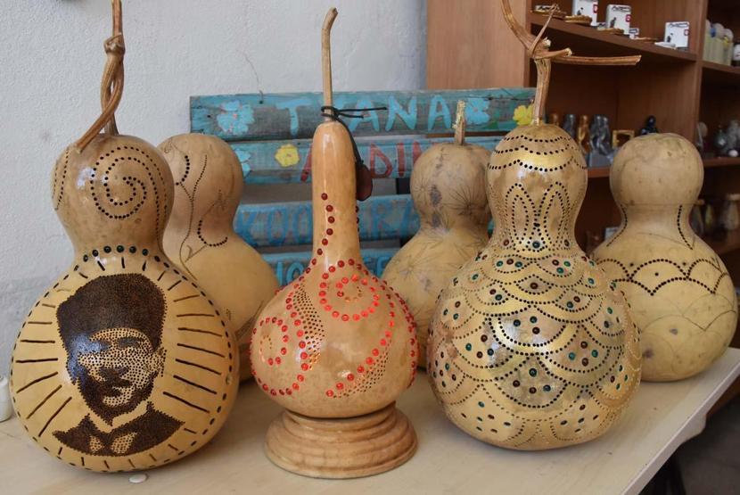 Atık malzemeleri süs eşyalarına dönüştürüyorlar