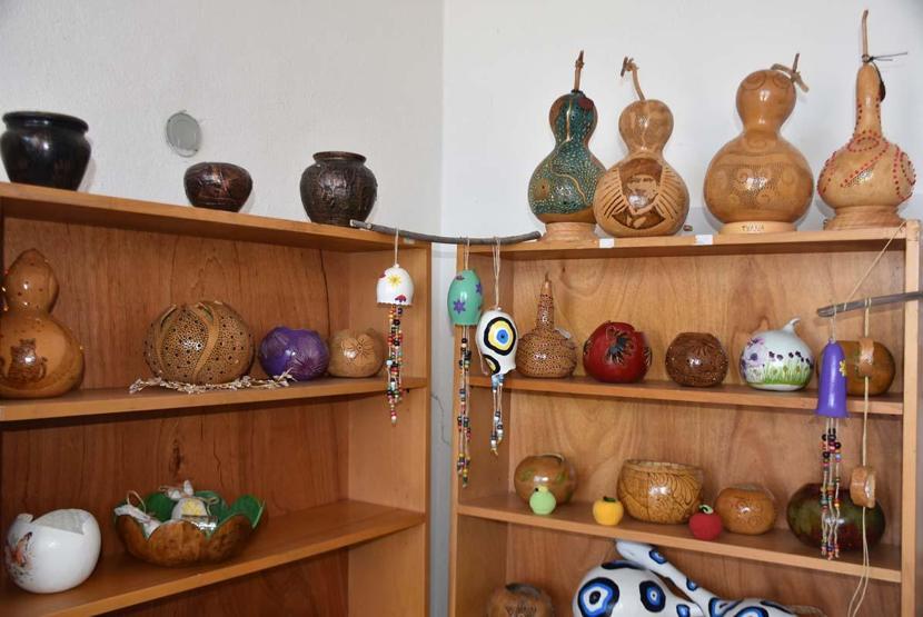 Atık malzemeleri süs eşyalarına dönüştürüyorlar