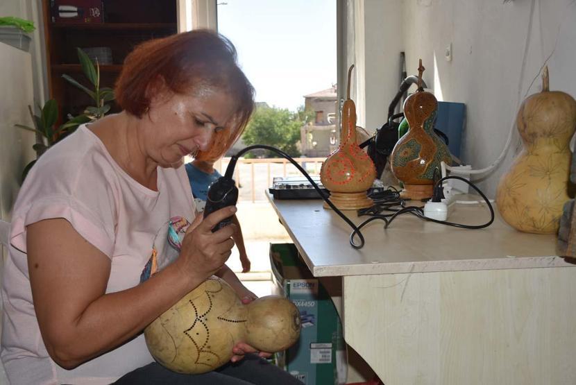 Atık malzemeleri süs eşyalarına dönüştürüyorlar