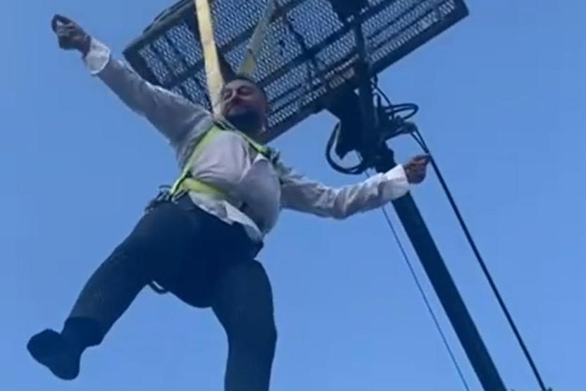 Eğlence mi işkence mi Damadı vinçle kaldırıp çiftetelli oynattılar