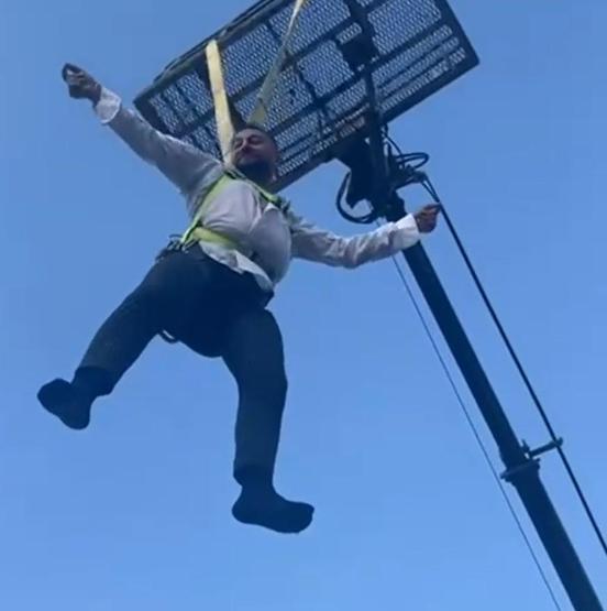 Eğlence mi işkence mi Damadı vinçle kaldırıp çiftetelli oynattılar