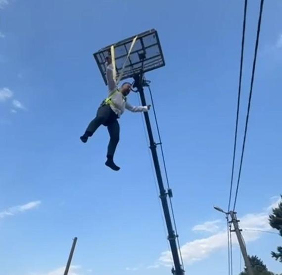 Eğlence mi işkence mi Damadı vinçle kaldırıp çiftetelli oynattılar