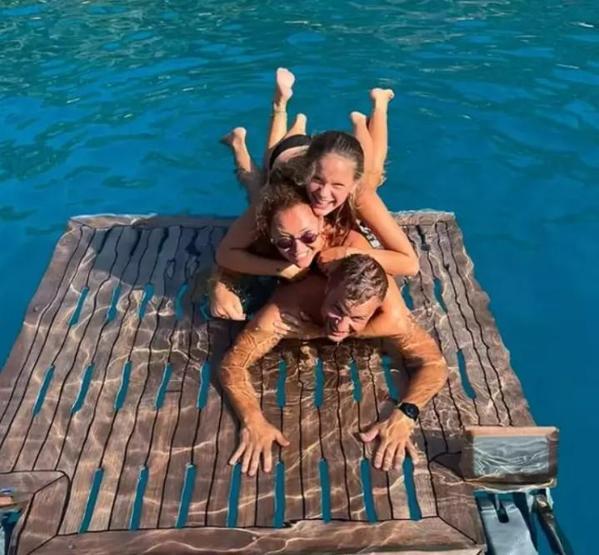 Pınar Altuğun Yoga Paylaşımına Yorum Yağdı: Yağmur Bey Kıskanmıyor Mu