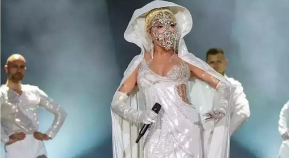 Ajda Pekkan’ın Şaşırtıcı İmaj Değişikliği: Yeni Fotoğraflarına Büyüleyici Yorumlar