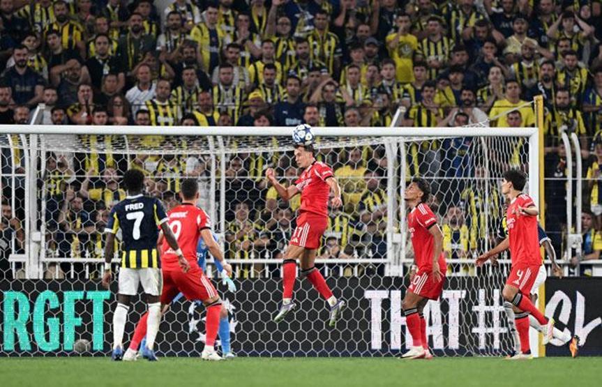 Fenerbahçe, turu rövanşa bıraktı Mourinhoya eleştiri: Birisi rakibin 10 kişi kaldığını söylesin