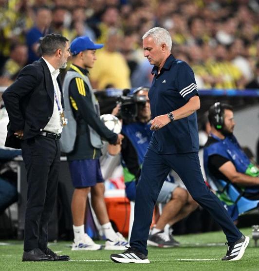 Fenerbahçe, turu rövanşa bıraktı Mourinhoya eleştiri: Birisi rakibin 10 kişi kaldığını söylesin
