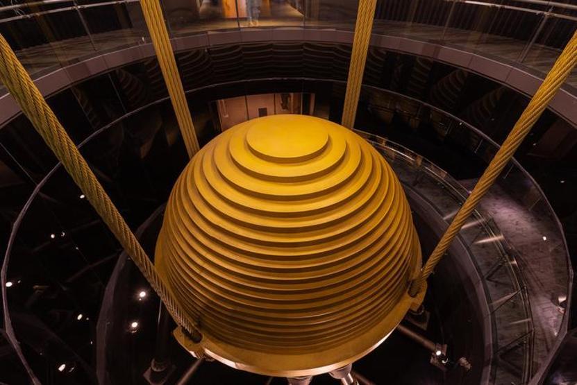 Altın Kürenin Sihirli Dansı 101 katlı bu gökdeleni sallanmaktan koruyan inanılmaz yöntem