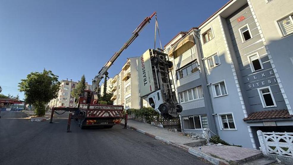 Freni boşalan kamyonet apartmanın bahçesine düştü