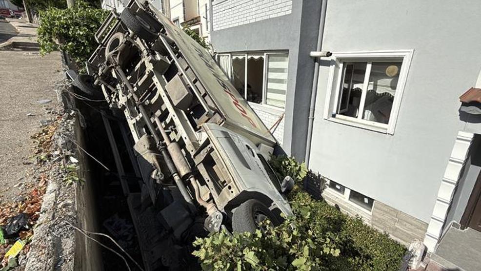 Freni boşalan kamyonet apartmanın bahçesine düştü