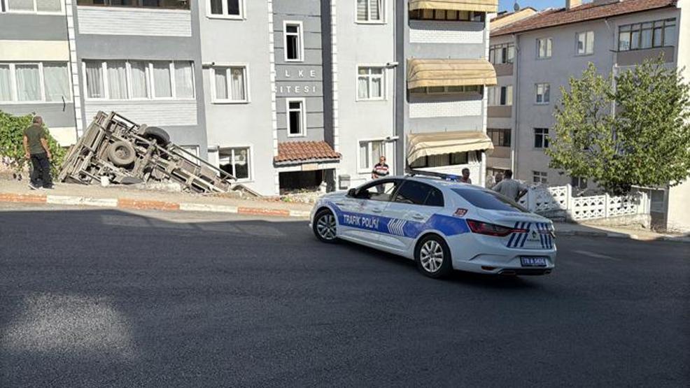 Freni boşalan kamyonet apartmanın bahçesine düştü