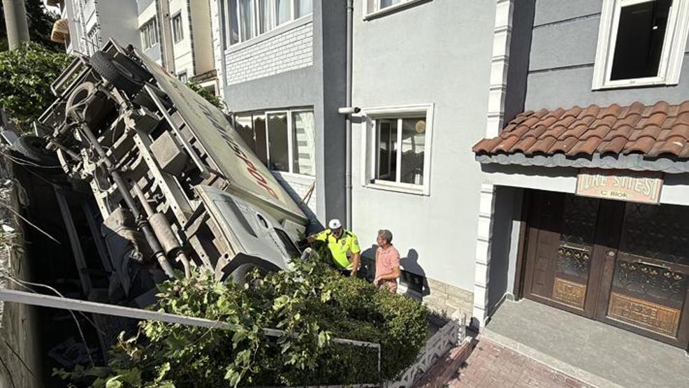 Freni boşalan kamyonet apartmanın bahçesine düştü