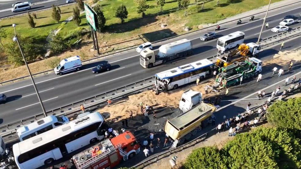 TEM Otoyolu Halkalıda feci kaza Trafik kilitlendi: 1 ölü, 21 yaralı
