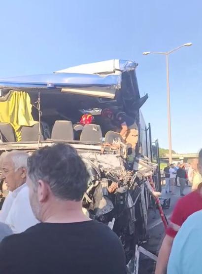 TEM Otoyolu Halkalıda feci kaza Trafik kilitlendi: 1 ölü, 21 yaralı