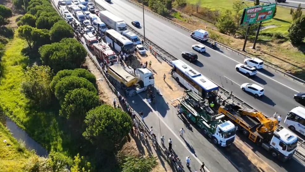 TEM Otoyolu Halkalıda feci kaza Trafik kilitlendi: 1 ölü, 21 yaralı