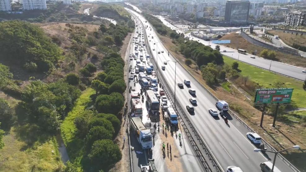 TEM Otoyolu Halkalıda feci kaza Trafik kilitlendi: 1 ölü, 21 yaralı