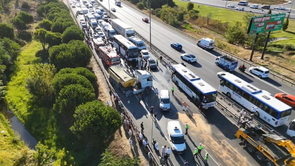 TEM Otoyolu Halkalıda feci kaza Trafik kilitlendi: 1 ölü, 21 yaralı