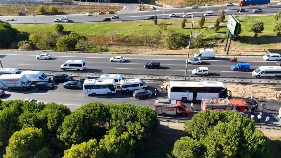 TEM Otoyolu Halkalıda feci kaza Trafik kilitlendi: 1 ölü, 21 yaralı