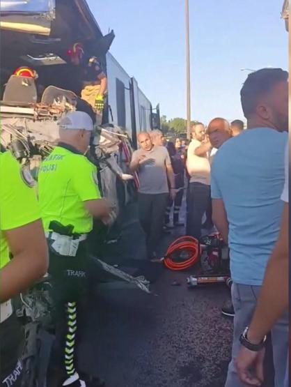 TEM Otoyolu Halkalıda feci kaza Trafik kilitlendi: 1 ölü, 21 yaralı