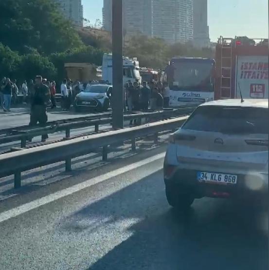 TEM Otoyolu Halkalıda feci kaza Trafik kilitlendi: 1 ölü, 21 yaralı