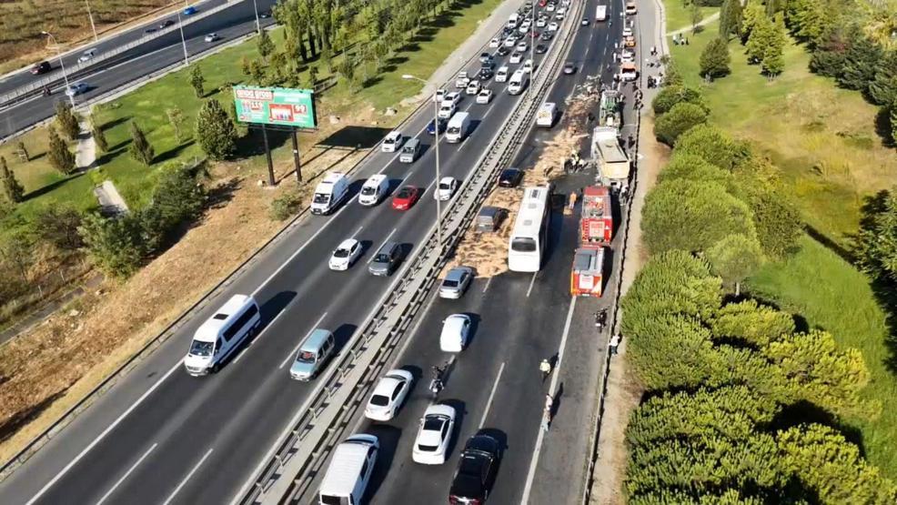 TEM Otoyolu Halkalıda feci kaza Trafik kilitlendi: 1 ölü, 21 yaralı