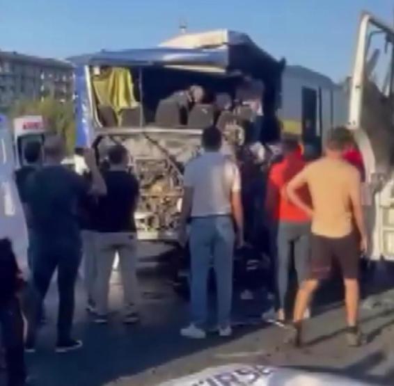 TEM Otoyolu Halkalıda feci kaza Trafik kilitlendi: 1 ölü, 21 yaralı