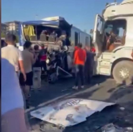 TEM Otoyolu Halkalıda feci kaza Trafik kilitlendi: 1 ölü, 21 yaralı