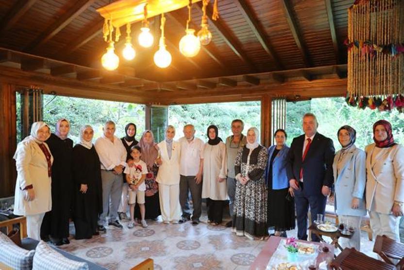 Bakan Göktaş Rize’de 63 yıllık evli Kanbur çiftine misafir oldu