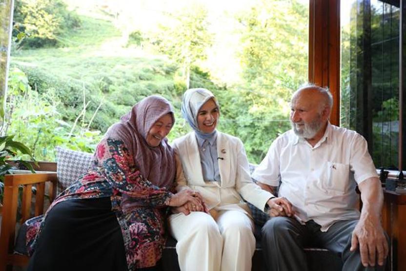 Bakan Göktaş Rize’de 63 yıllık evli Kanbur çiftine misafir oldu