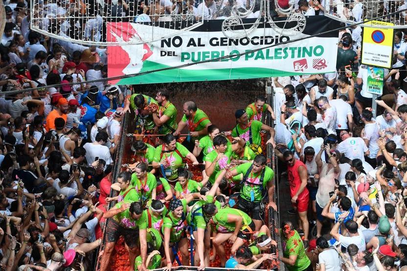 İspanya Sokakları Kırmızıya Döndü: 120 Ton Domates Havada Uçuştu 80 Yıllık Kavga, Nasıl Geleneğe Dönüştü La Tomatina’dan Görüntüler...