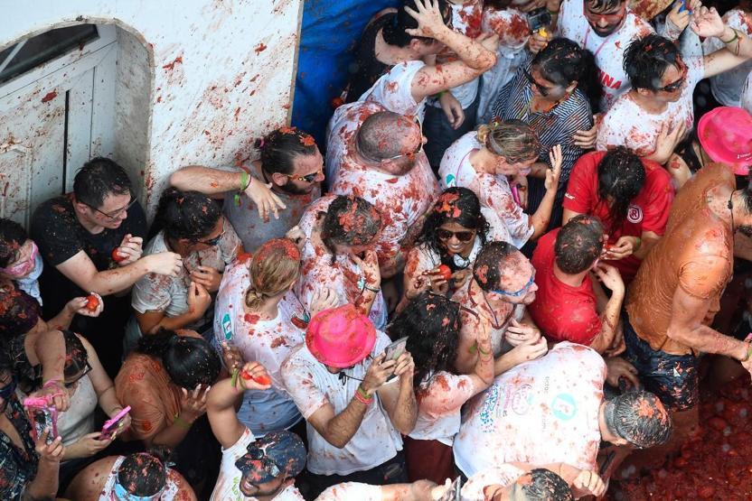 İspanya Sokakları Kırmızıya Döndü: 120 Ton Domates Havada Uçuştu 80 Yıllık Kavga, Nasıl Geleneğe Dönüştü La Tomatina’dan Görüntüler...