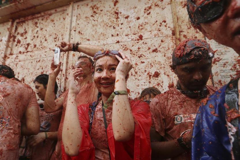İspanya Sokakları Kırmızıya Döndü: 120 Ton Domates Havada Uçuştu 80 Yıllık Kavga, Nasıl Geleneğe Dönüştü La Tomatina’dan Görüntüler...