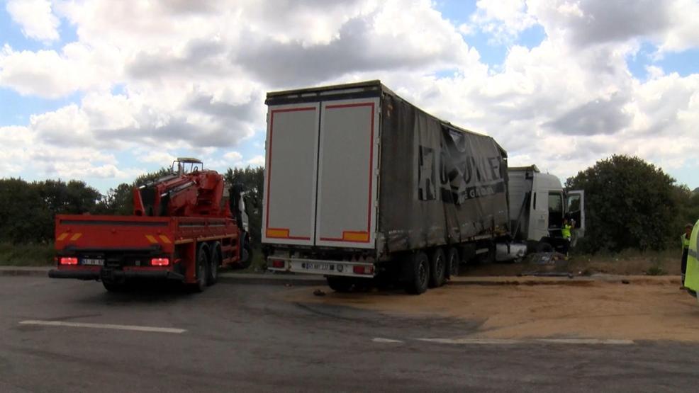 TIR, jandarma aracına çarptı: 5 yaralı