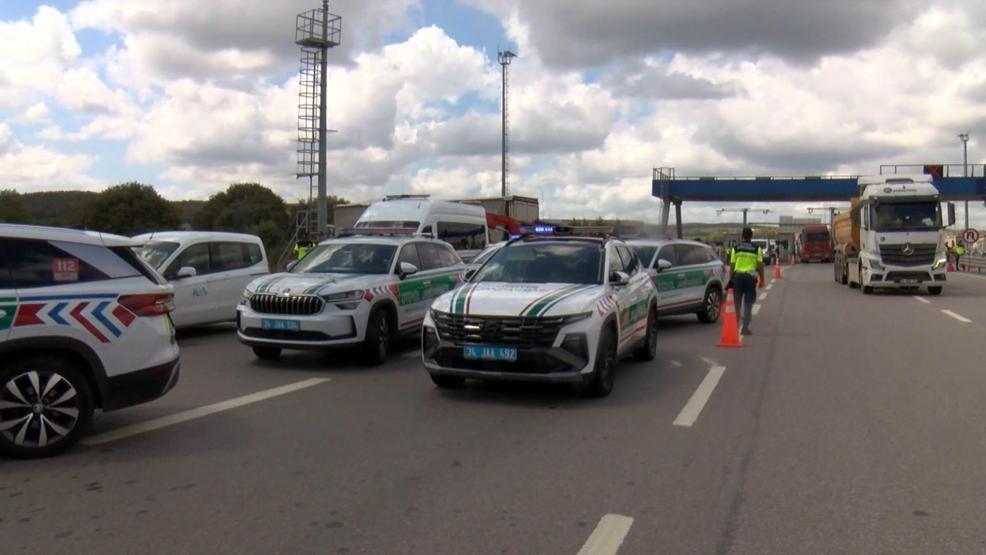 TIR, jandarma aracına çarptı: 5 yaralı