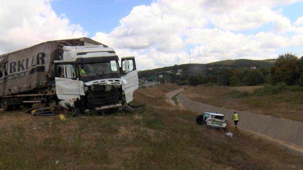 TIR, jandarma aracına çarptı: 5 yaralı