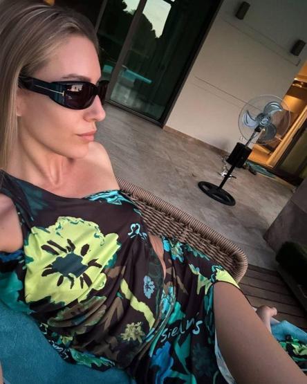 Kim der ki 2 çocuk annesi Kenan İmirzalıoğlunun güzeller güzeli eşi Sinem Kobal fit haliyle dikkat çekti