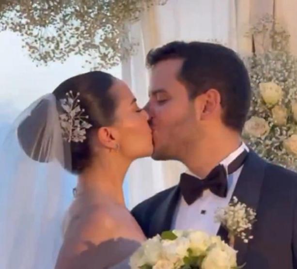 Çatı Katı Aşkın Ayşeniydi Ezgi Şenler, çocukluk aşkı Ömer Gürgen’le evlendi Gelinliğiyle göz kamaştırdı