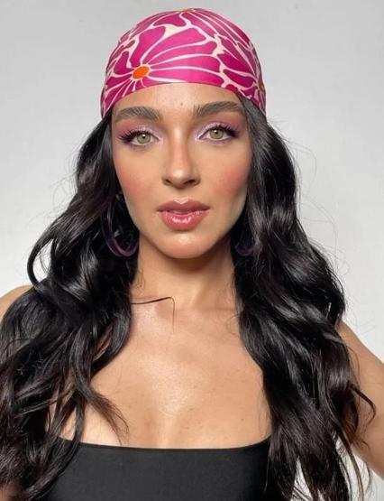 Begüm Akkaya’dan Havuz Başında Büyüleyen Pozlar Beyaz Bikinisiyle Sanal Medyayı Salladı