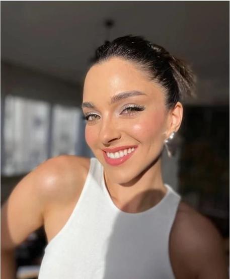 Begüm Akkaya’dan Havuz Başında Büyüleyen Pozlar Beyaz Bikinisiyle Sanal Medyayı Salladı